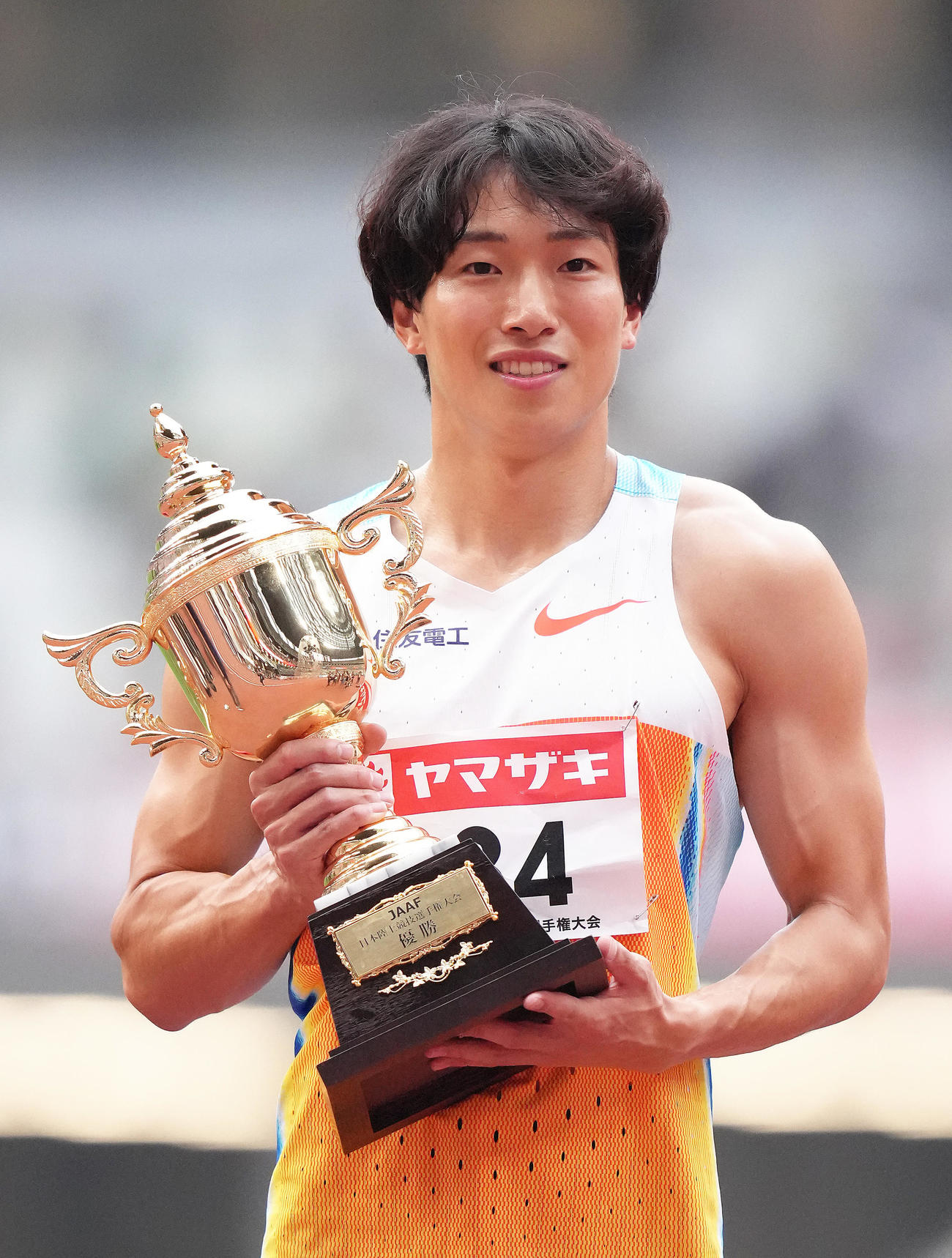 男子110メートル障害で優勝し笑顔を見せる泉谷（撮影・足立雅史）