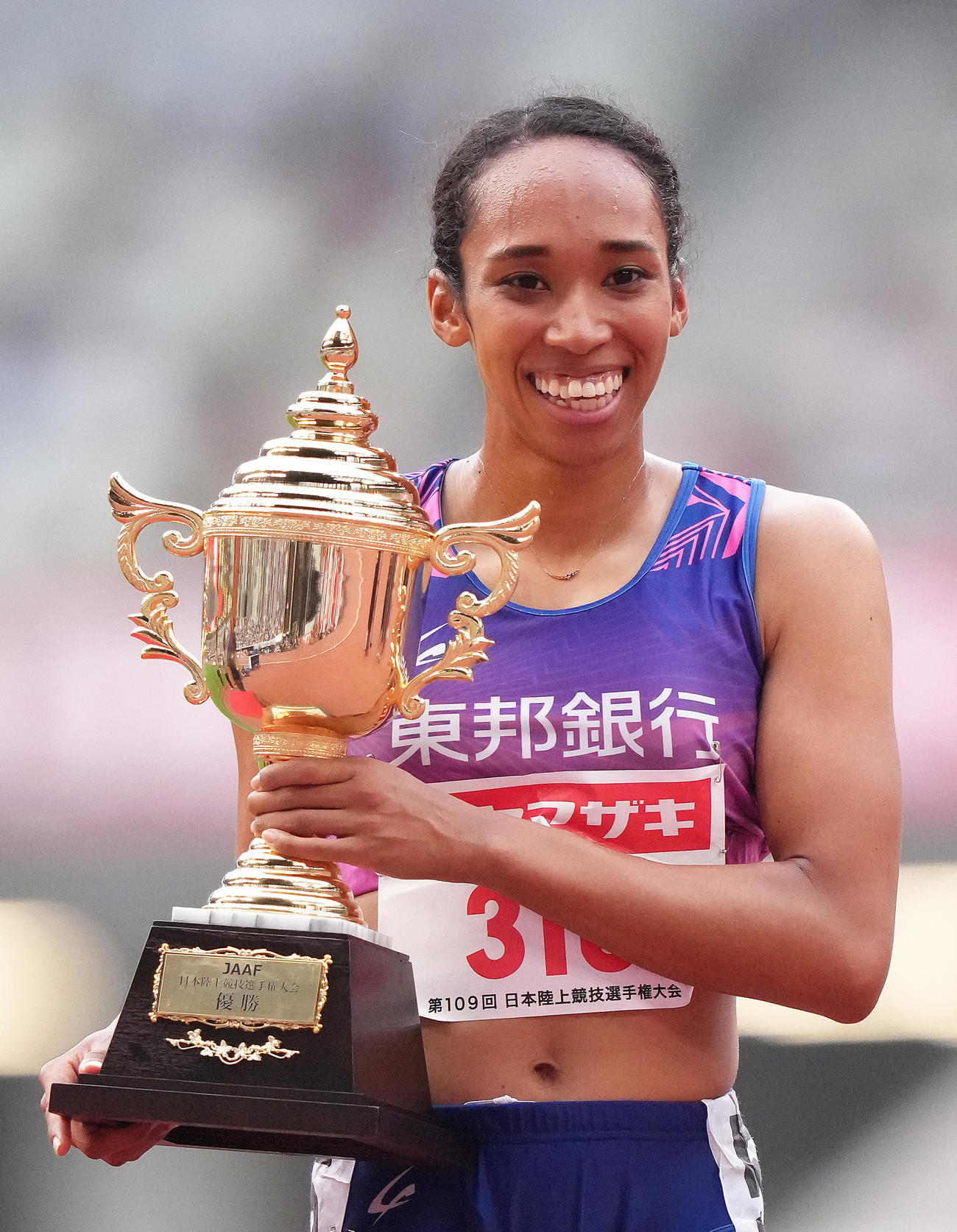 女子100メートル決勝で優勝し笑顔を見せる井戸（撮影・足立雅史）