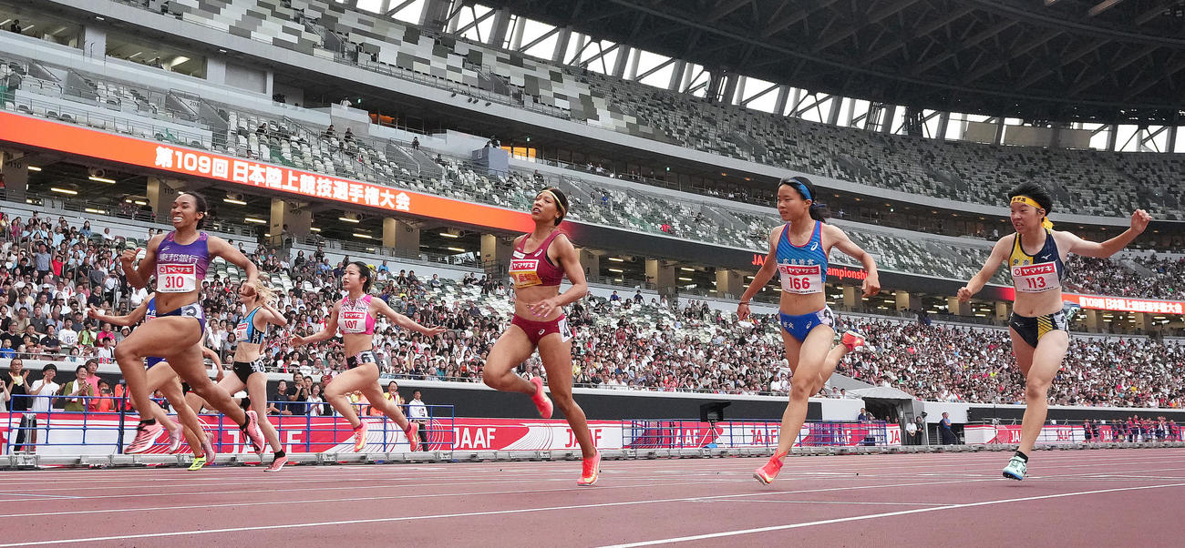 女子100メートル決勝で優勝した井戸（左端）（撮影・足立雅史）