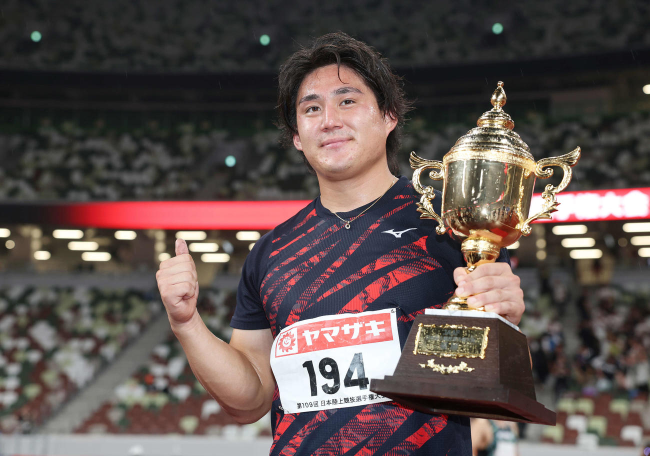 男子やり投げで優勝した崎山（撮影・宮地輝）
