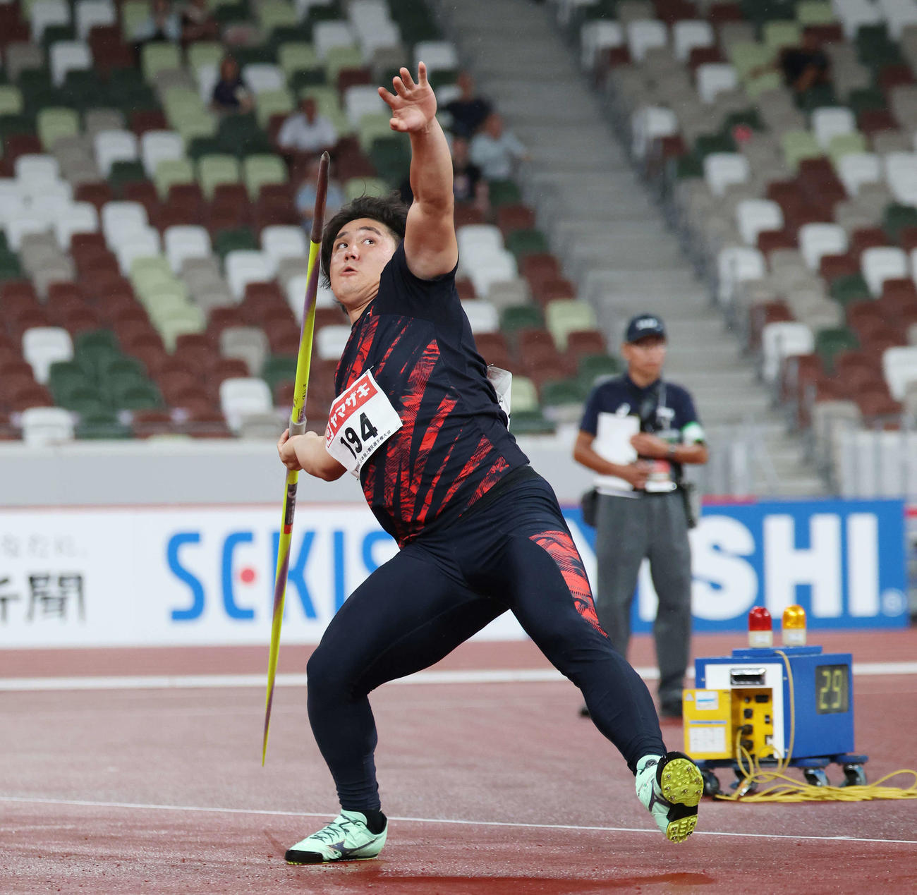 男子やり投げ決勝　87メートル16で優勝した崎山（撮影・宮地輝）