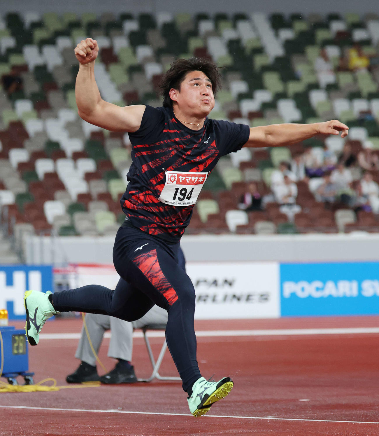 男子やり投げ決勝　87メートル16で優勝した崎山（撮影・宮地輝）