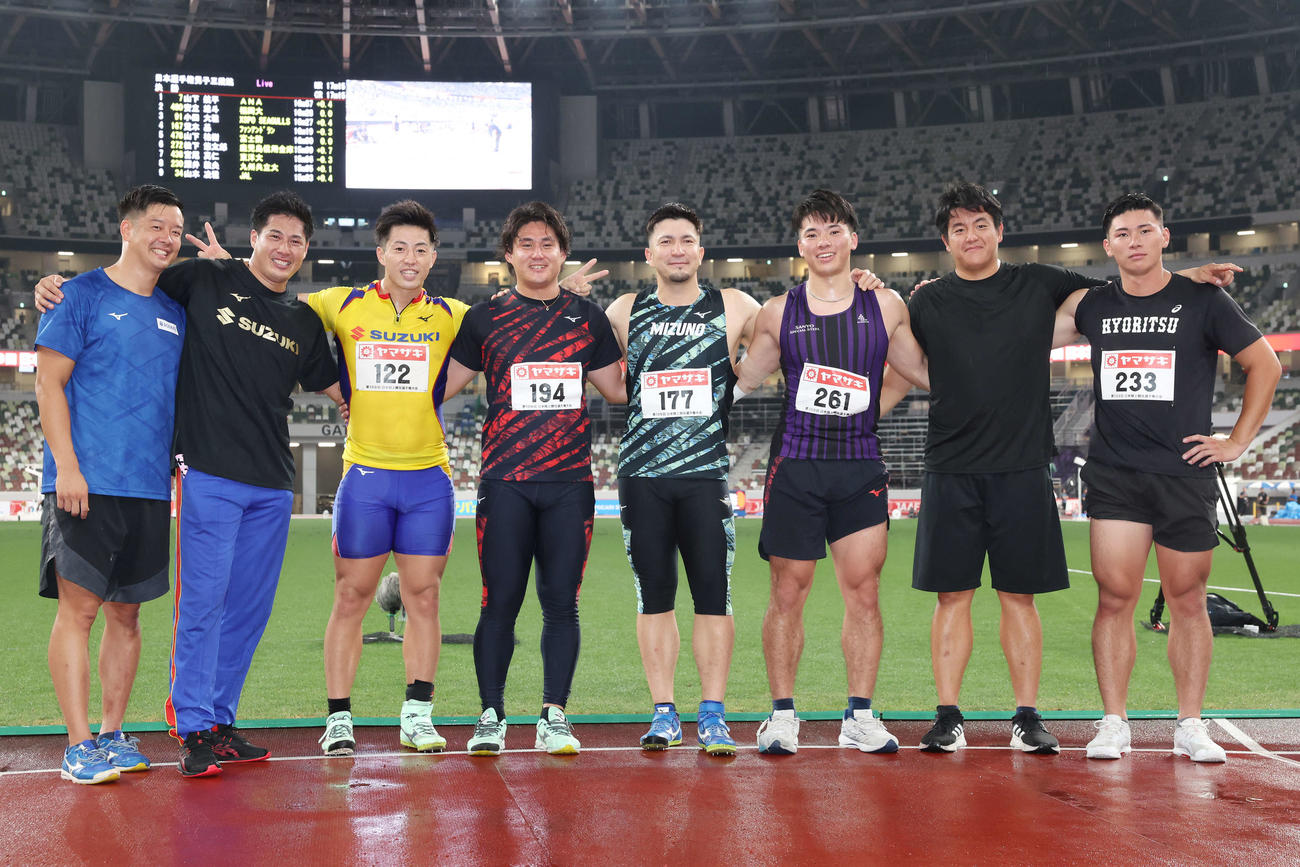 男子やり投げ決勝後、記念撮影する崎山（中央左）とディーン（同右）ら選手たち（撮影・宮地輝）
