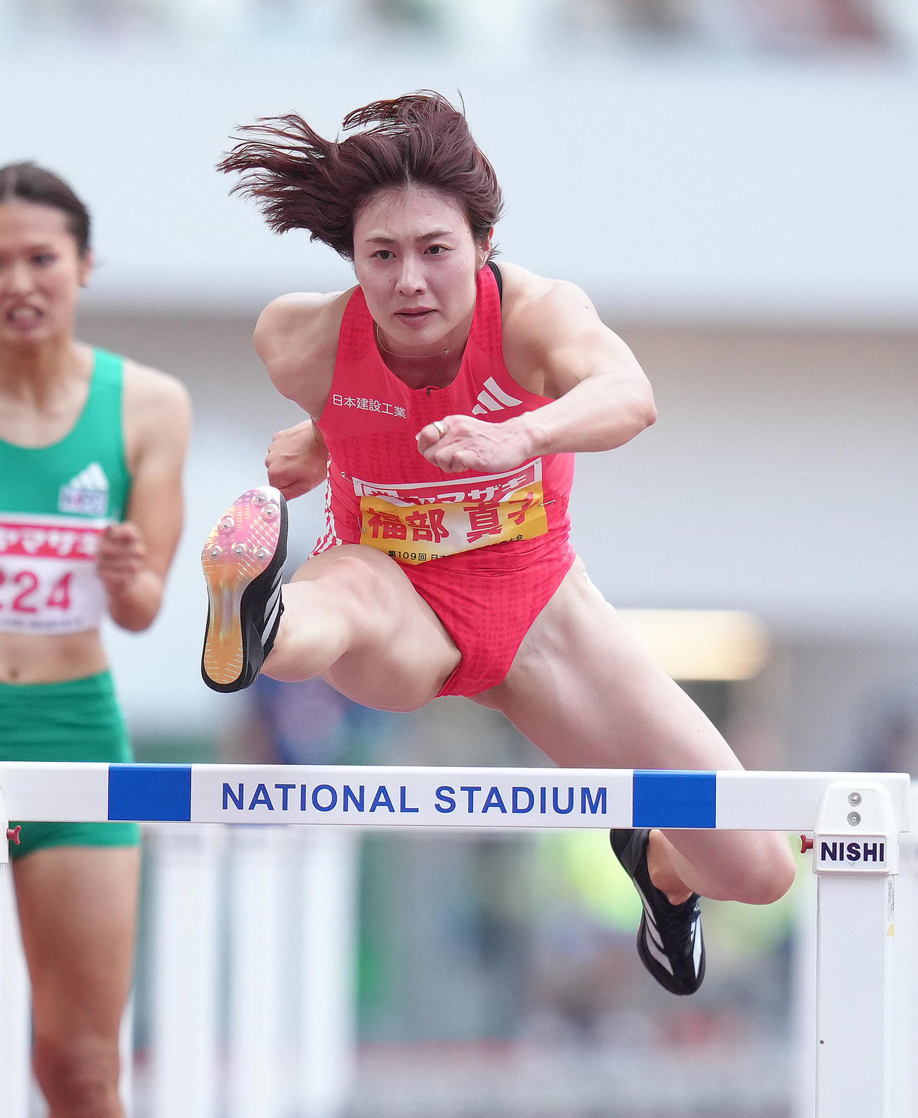 女子100メートル障害予選で力走する福部（撮影・足立雅史）