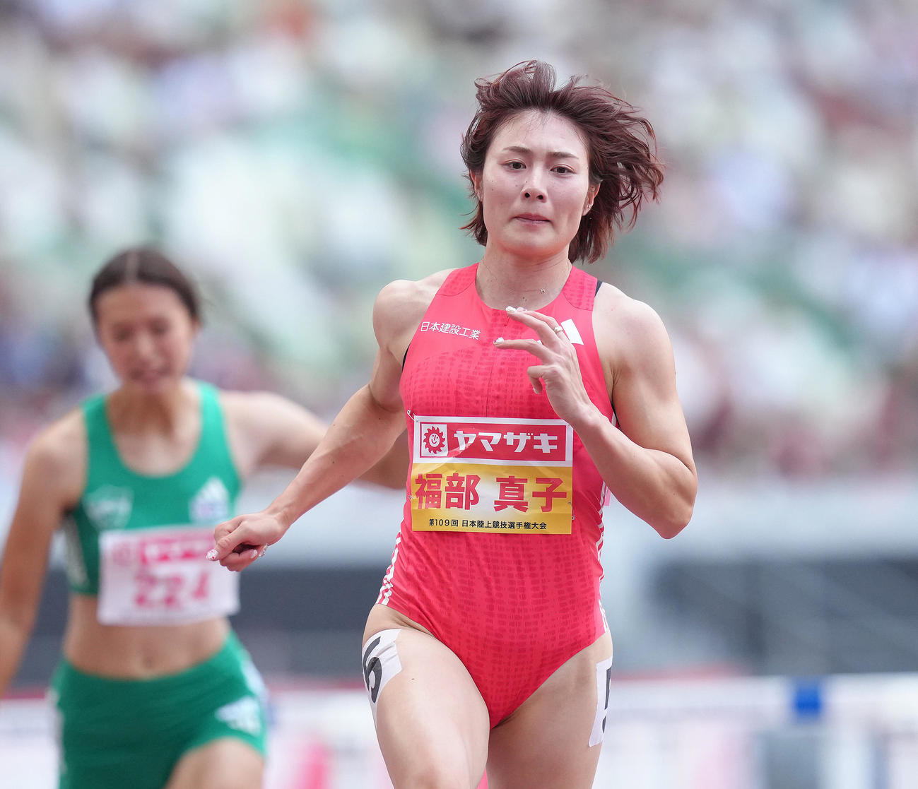 女子100メートル障害予選を組1着でゴールした福部（撮影・足立雅史）