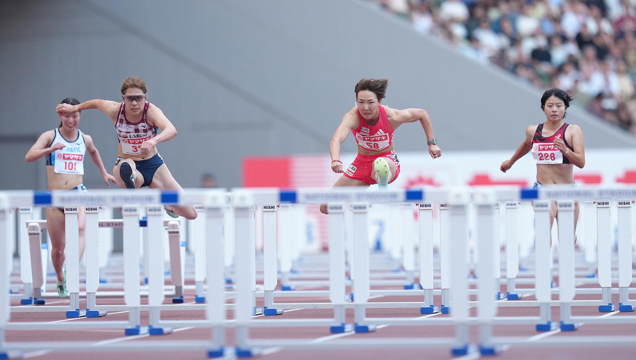 女子100メートル障害予選で力走する寺田（右から2人目）（撮影・足立雅史）