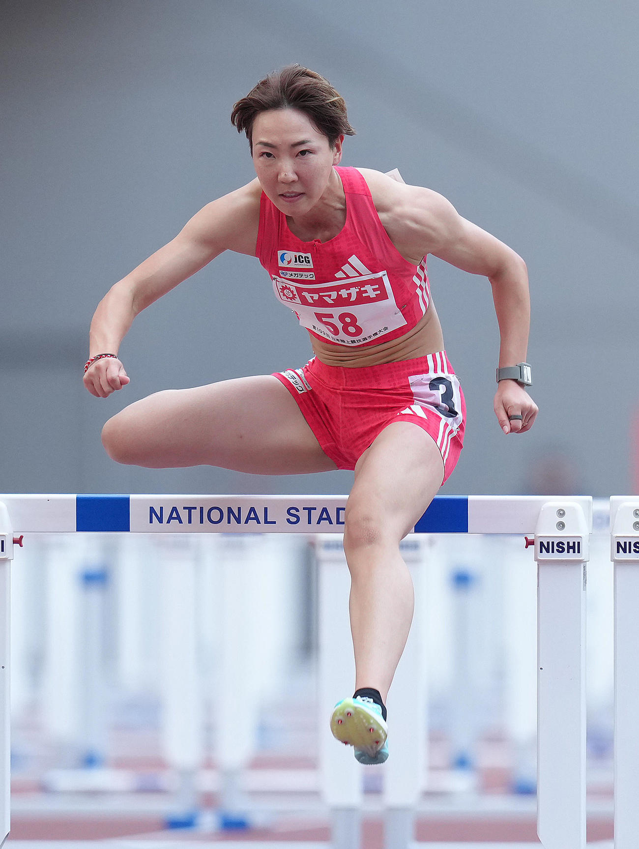 女子100メートル障害予選で力走する寺田（撮影・足立雅史）