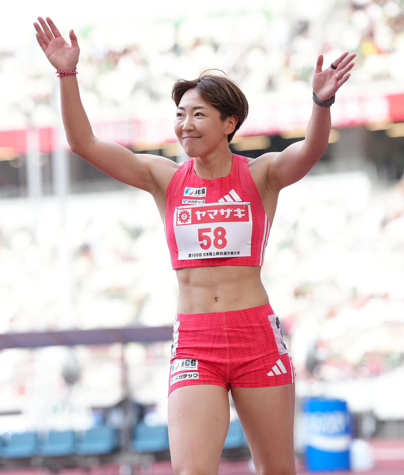 女子100メートル障害予選の組1着となり笑顔を見せる寺田（撮影・足立雅史）