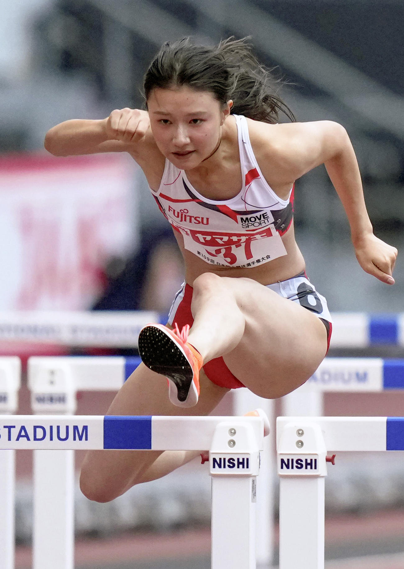 女子100 メートル 障害準決勝　力走する田中佑美＝国立競技場（障害）