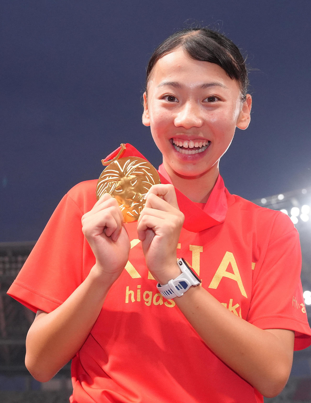 女子800メートル決勝を日本新記録で優勝した久保は優勝メダルを手に笑顔（撮影・足立雅史）