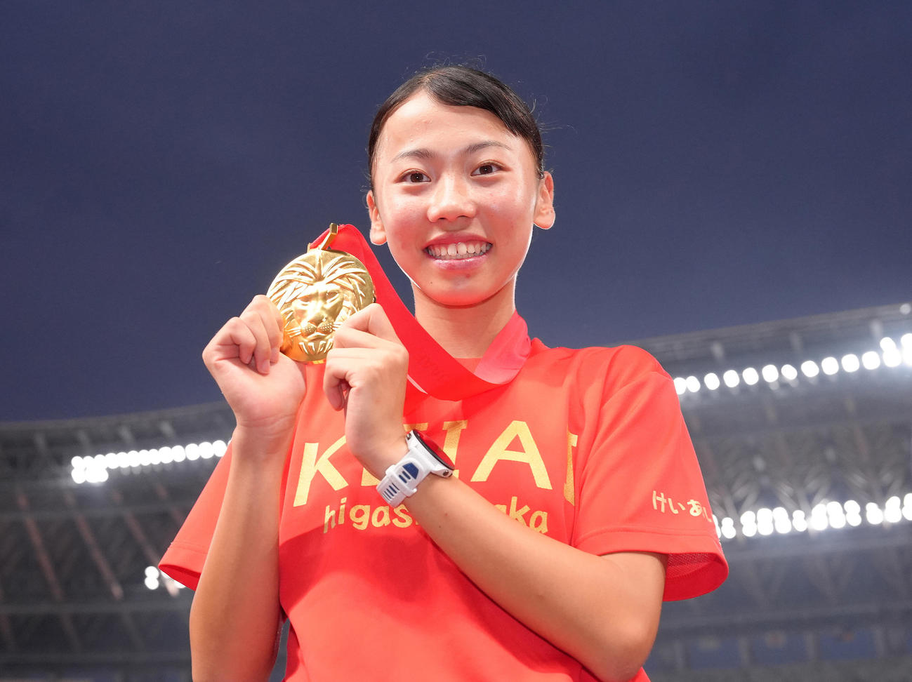 女子800メートル決勝を日本新記録で優勝した久保は優勝メダルを手に笑顔（撮影・足立雅史）