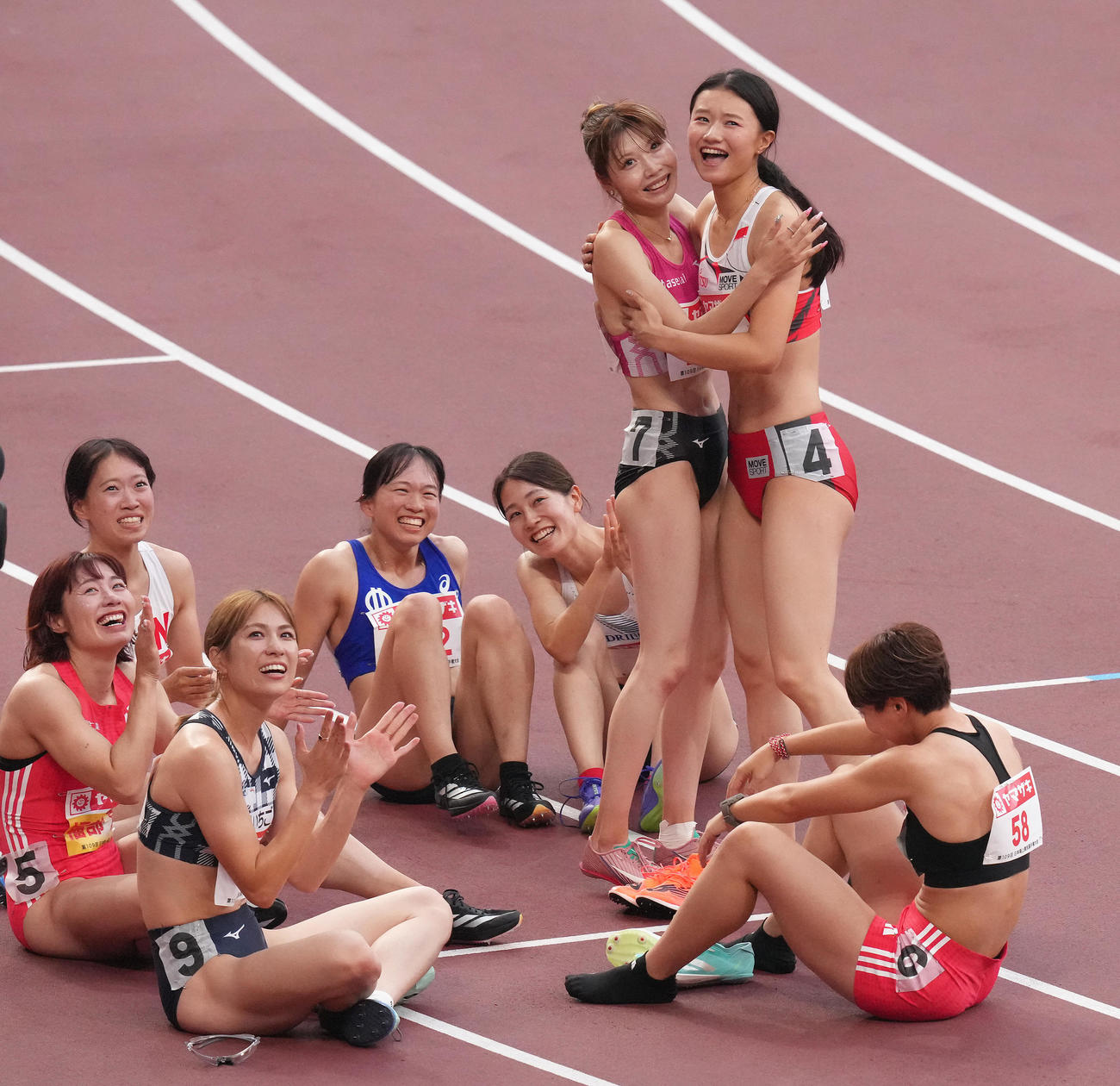 女子100メートル障害決勝で写真判定の結果、優勝となり笑顔を見せる田中（後方右）と2位の中島（同右から2人目）（撮影・足立雅史）