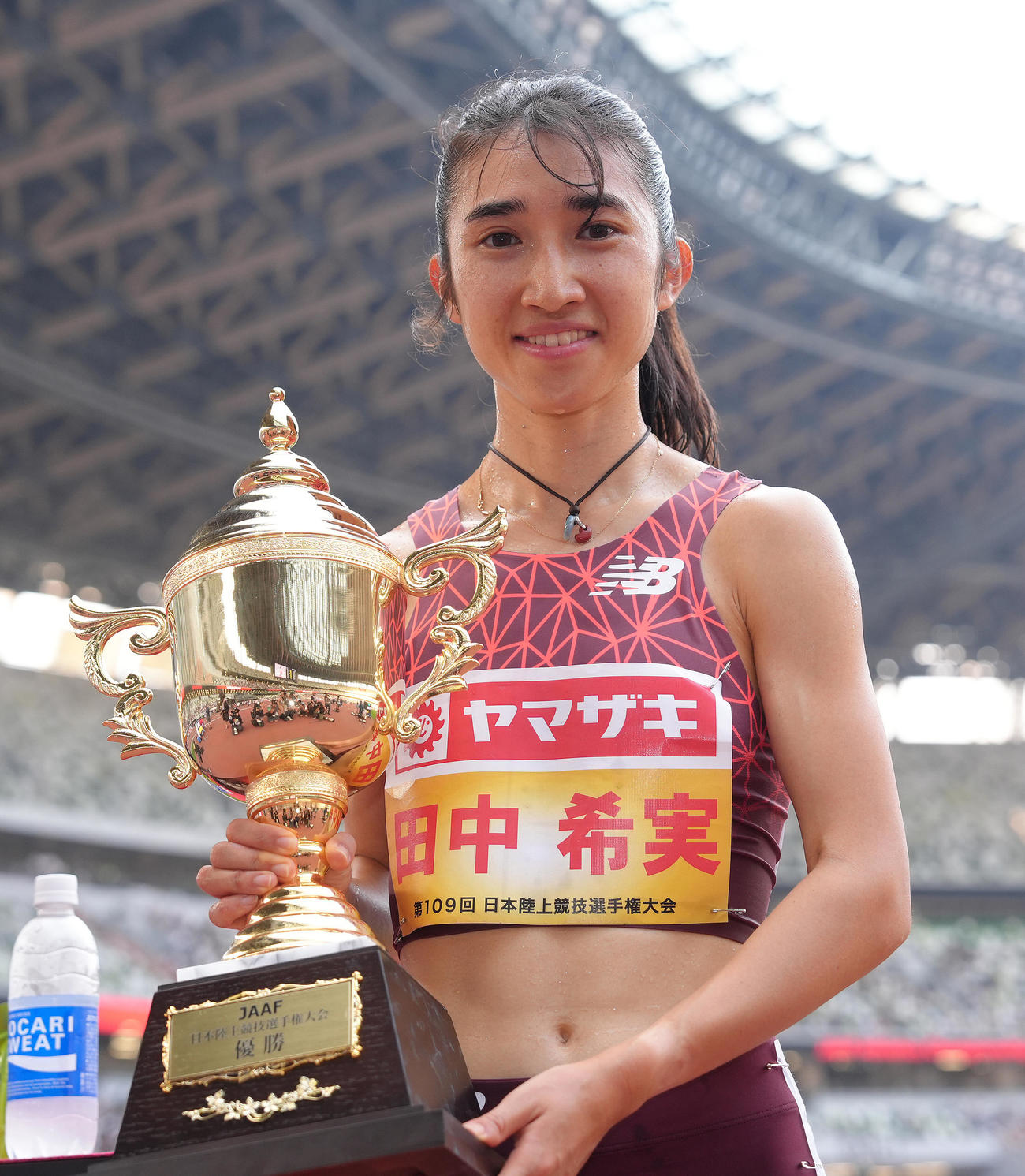 女子1500メートルで優勝し笑顔を見せる田中（撮影・足立雅史）