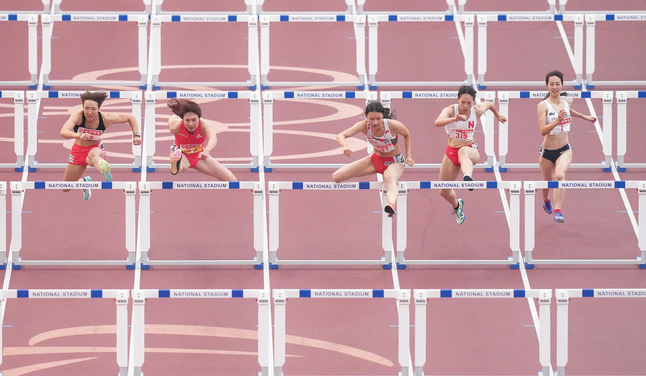 女子100メートル障害決勝で競り合う田中佑（中央）ら（撮影・足立雅史）