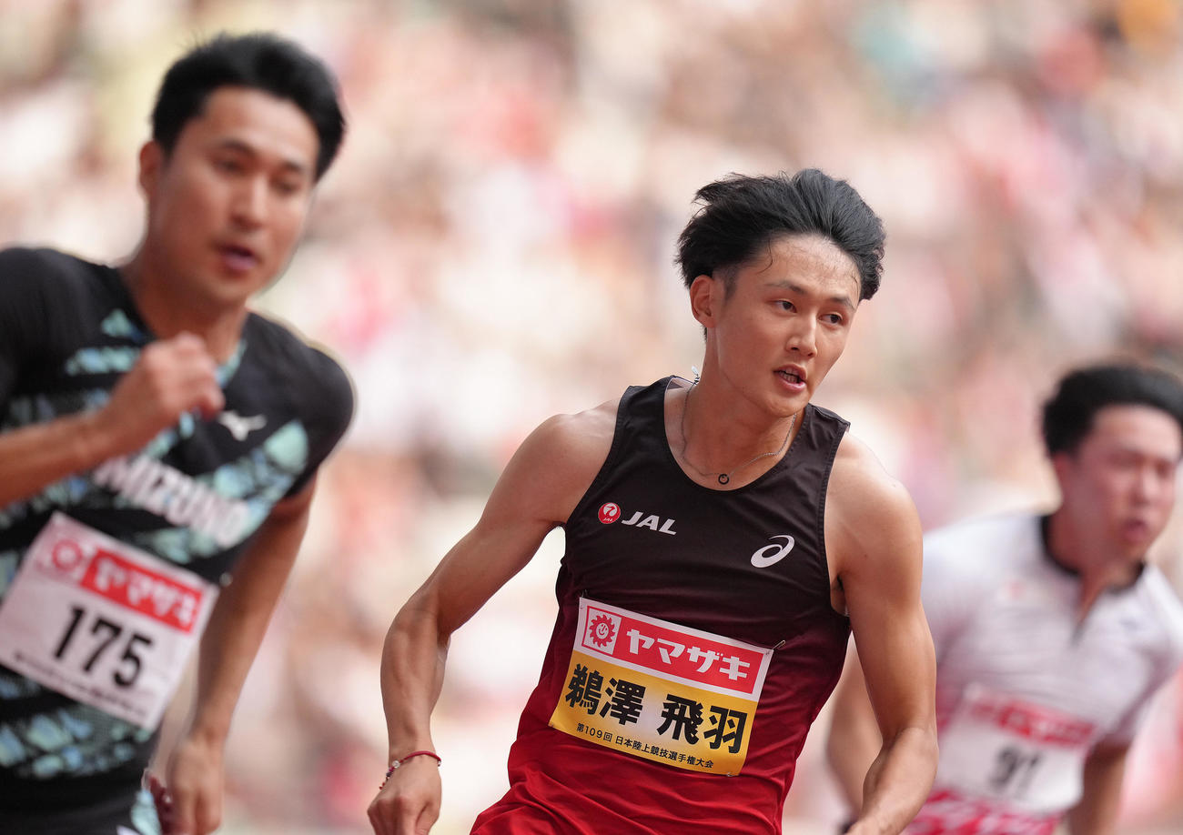 男子200メートル決勝で力走する鵜沢（中央）（撮影・足立雅史）