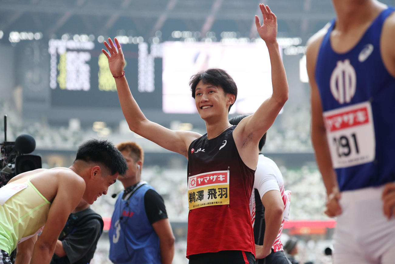 男子200メートル決勝　優勝しスタンドにあいさつする鵜沢（撮影・宮地輝）