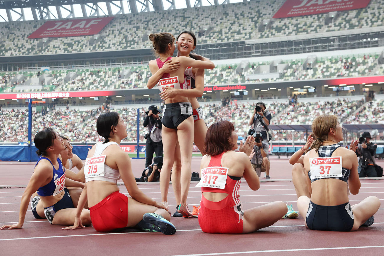 女子100メートル障害決勝　優勝し中島（中央左）の祝福に笑顔の田中（同右）（撮影・宮地輝）