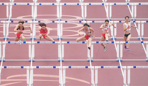 女子100メートル障害決勝で競り合う田中佑(中央)ら(撮影・足立雅史)