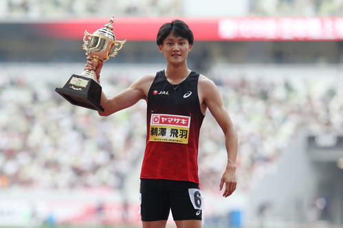 男子200メートル決勝 優勝した鵜沢(撮影・宮地輝)