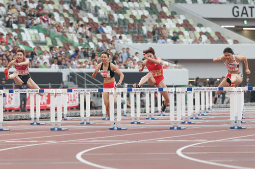 女子100メートル障害決勝 障害を越える左から中島、寺田、福部、田中(撮影・宮地輝)