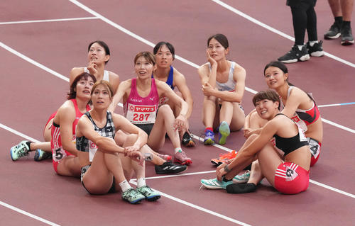 女子100メートル障害決勝で仲良く写真判定の結果を待つ田中佑(中央右)ら(撮影・足立雅史)