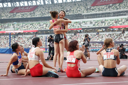 女子100メートル障害決勝 優勝し中島(中央左)の祝福に笑顔の田中(同右)(撮影・宮地輝)
