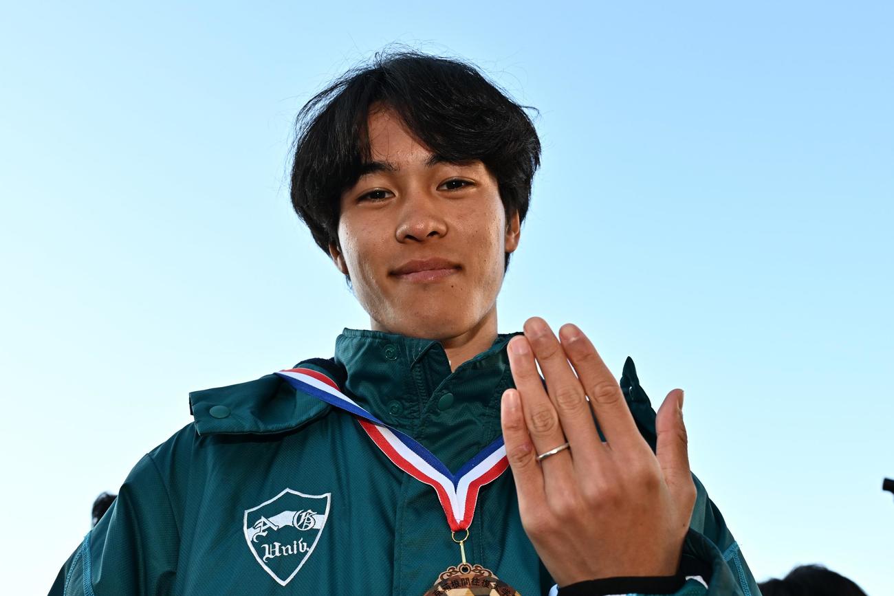 左手薬指につけた指輪を見せる青学大・太田蒼生（25年1月）