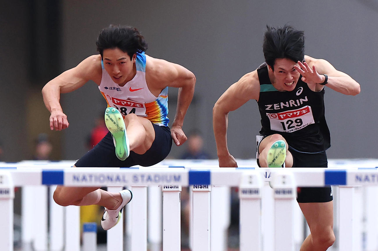 2025年7月5日　第109回日本陸上競技選手権大会　第2日目　男子110メートルハードル決勝　優勝した泉谷駿介（左）（代表撮影）