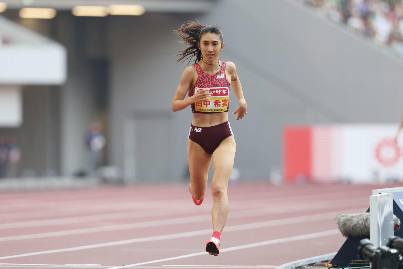 女子1500メートル決勝　優勝する田中（撮影・宮地輝）