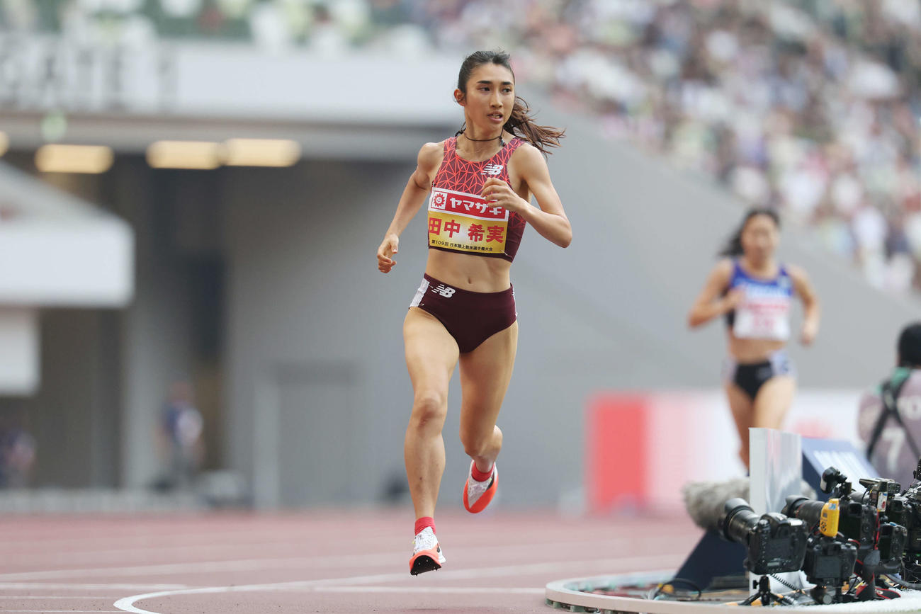 女子1500メートル決勝　力走する田中（撮影・宮地輝）