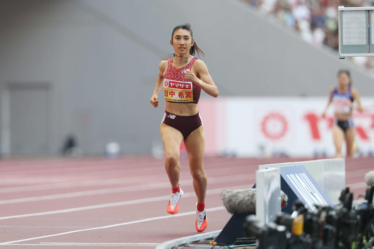 女子1500メートル決勝　優勝する田中（撮影・宮地輝）