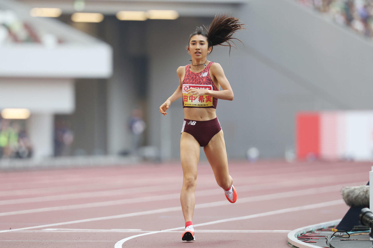 女子1500メートル決勝　優勝した田中（撮影・宮地輝）