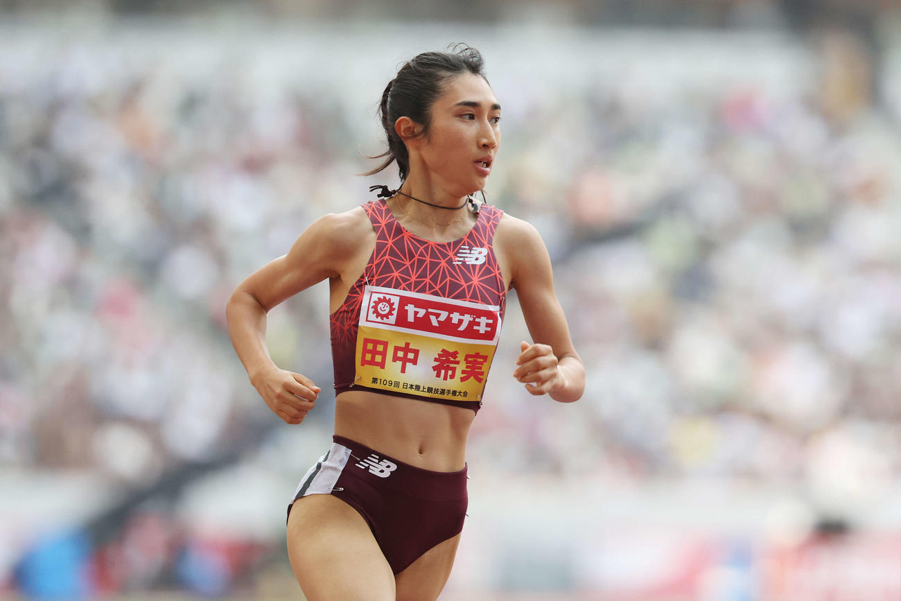 女子1500メートル決勝　力走する田中（撮影・宮地輝）