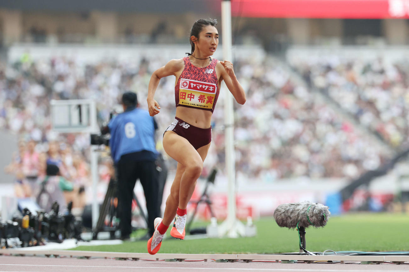 女子1500メートル決勝　力走する田中（撮影・宮地輝）