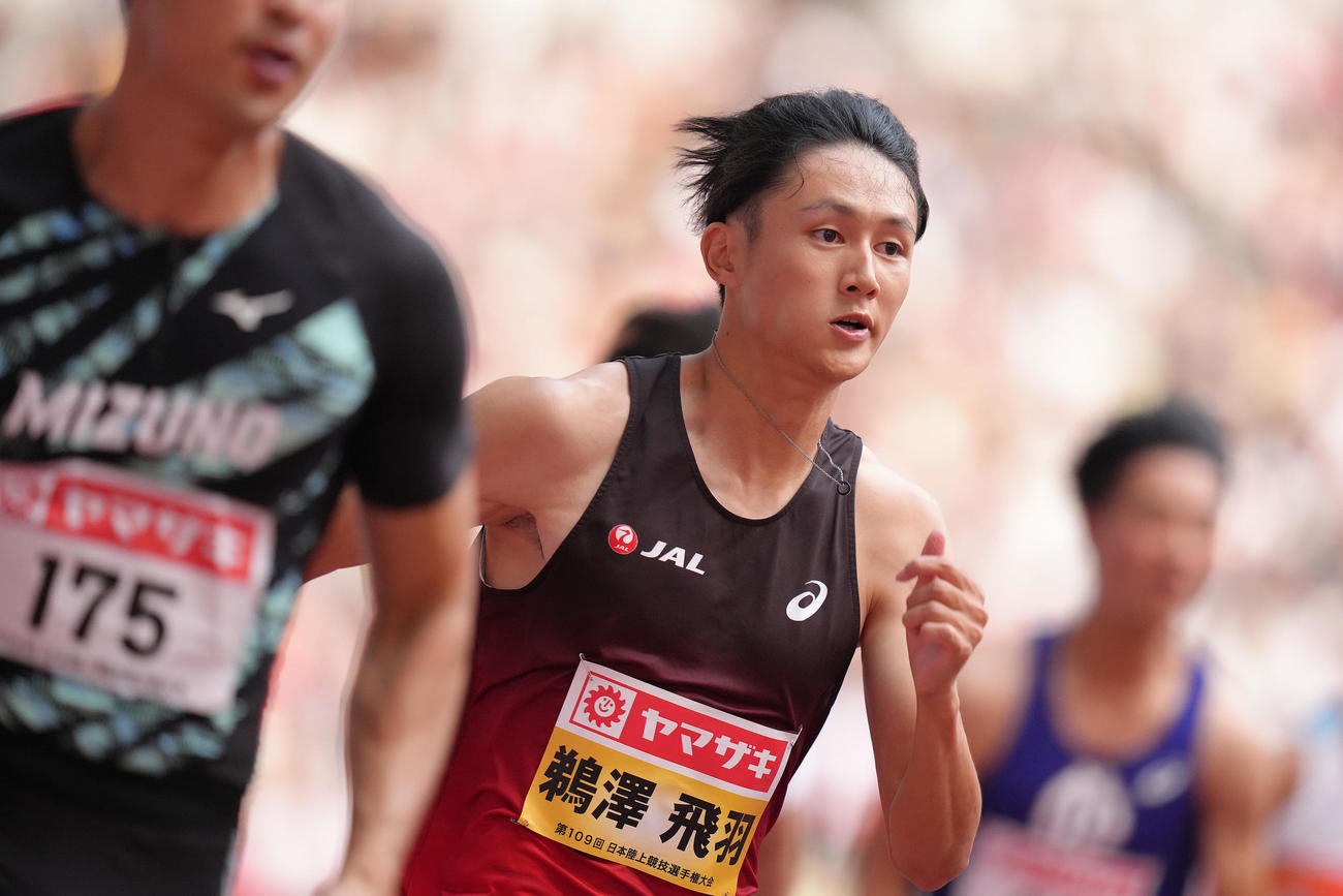 男子200メートル決勝で力走する鵜沢（中央）（撮影・足立雅史）