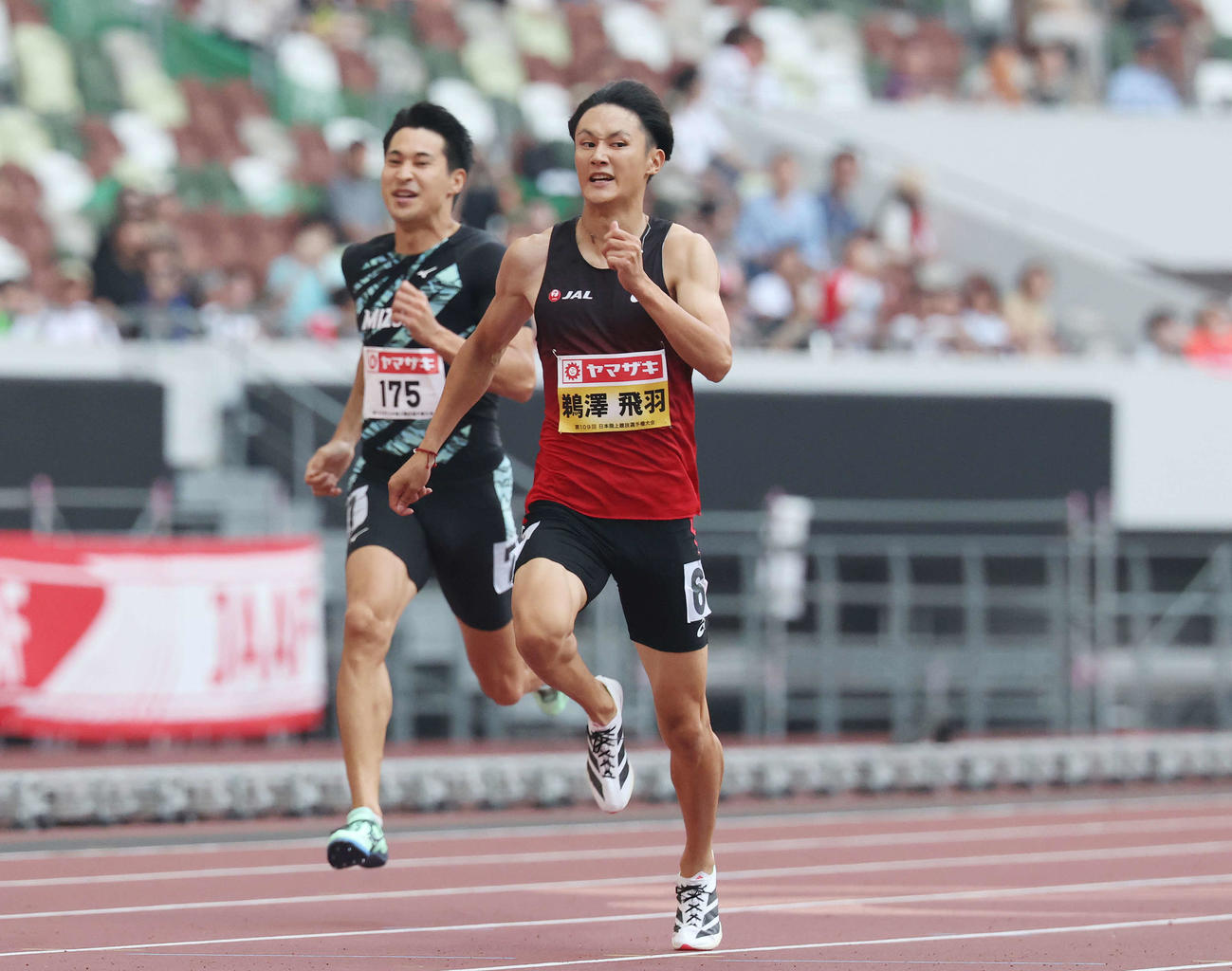 男子200メートル決勝　力走する飯塚（左）と鵜沢（撮影・宮地輝）
