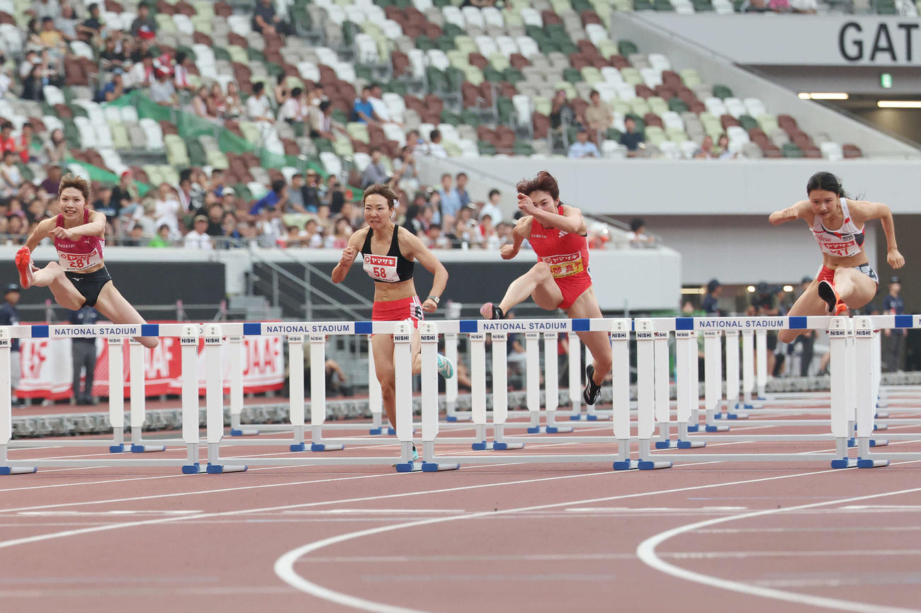 女子100メートル障害決勝　障害を越える左から中島、寺田、福部、田中（撮影・宮地輝）