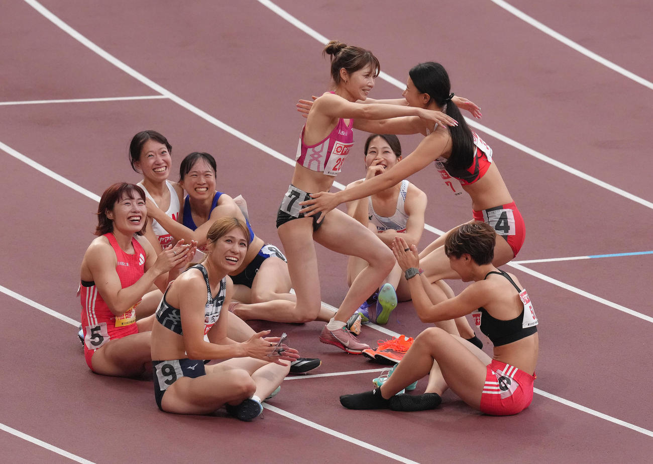 女子100メートル障害決勝で写真判定の結果がわかり優勝の田中（後方右）と2位の中島は抱き合い健闘をたたえあう（撮影・足立雅史）