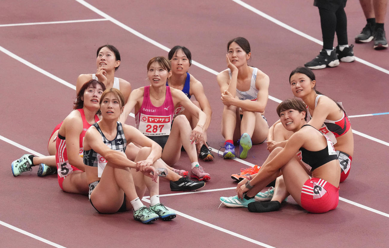 女子100メートル障害決勝で仲良く写真判定の結果を待つ田中佑（中央右）ら（撮影・足立雅史）