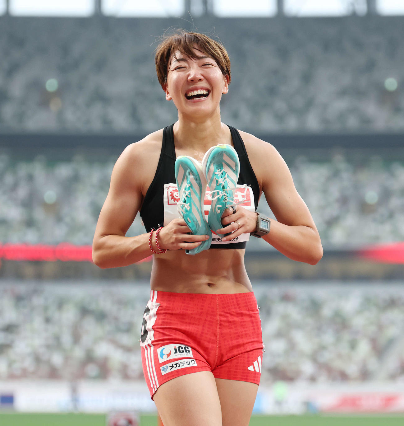 女子100メートル障害決勝後、笑顔を見せる寺田（撮影・宮地輝）