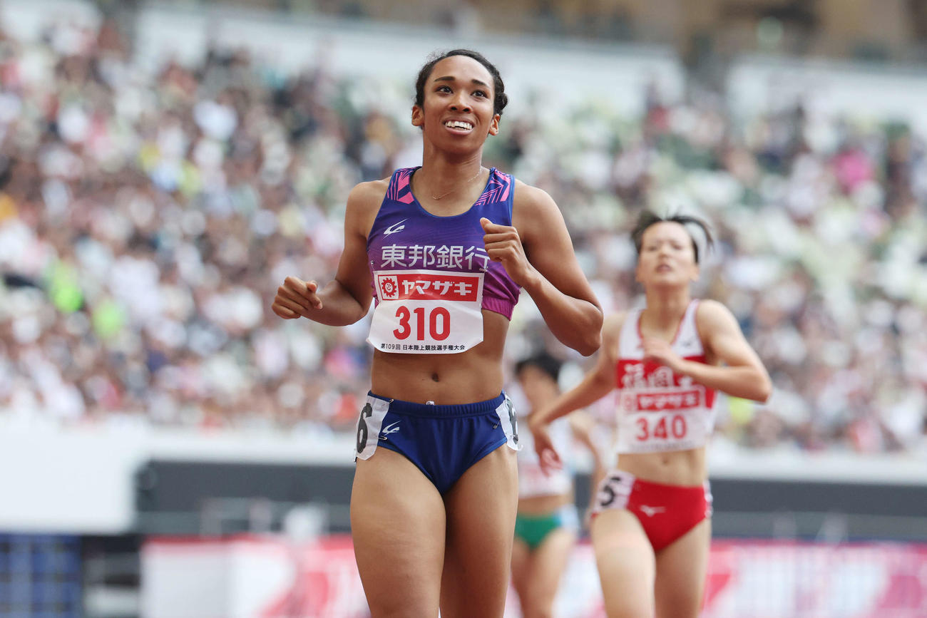 女子200メートル決勝　優勝した井戸（撮影・宮地輝）