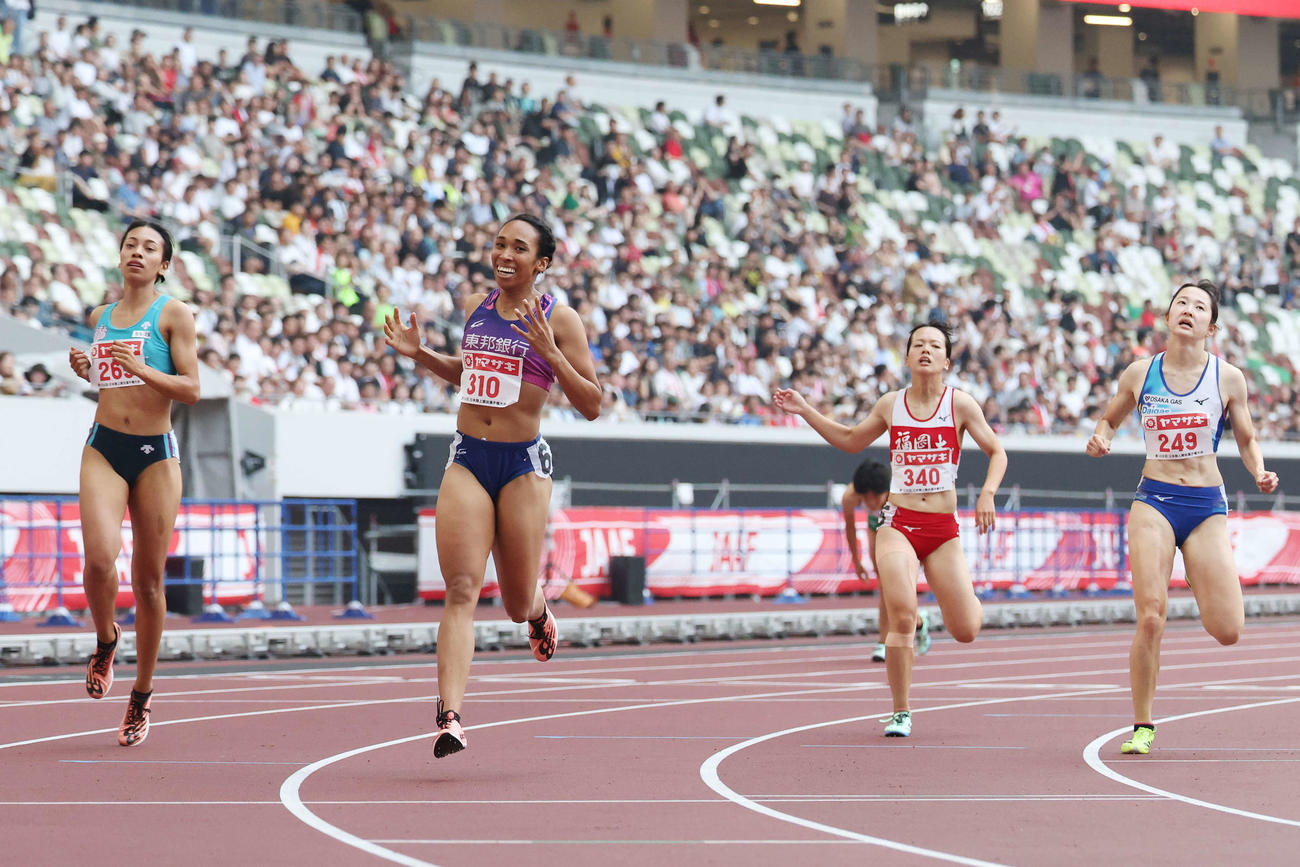 女子200メートル決勝　優勝する井戸（左から2人目）（撮影・宮地輝）