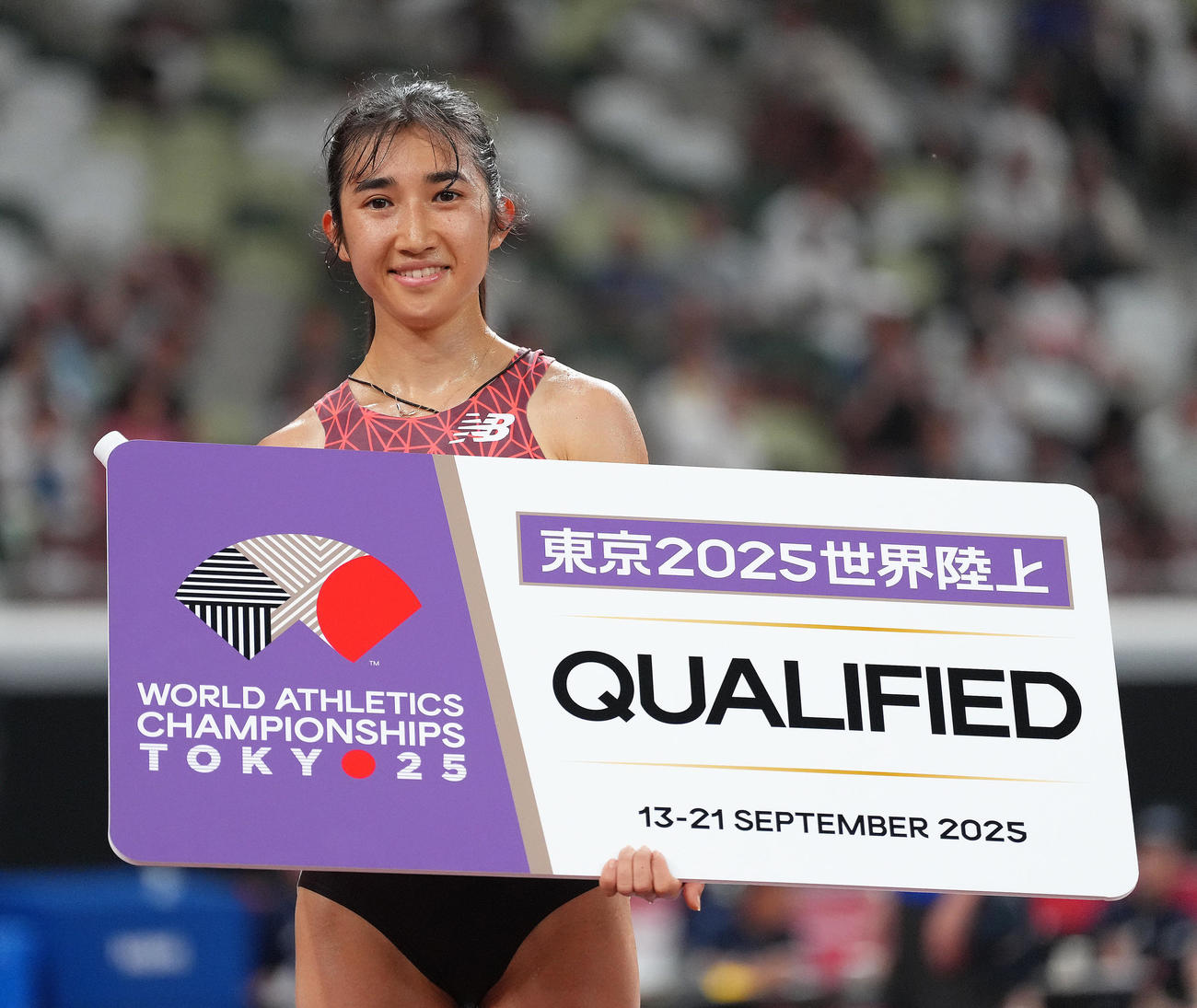 女子5000メートル決勝で優勝し、世界陸上の内定証を手に笑顔を見せる田中（撮影・足立雅史）＝７月４日