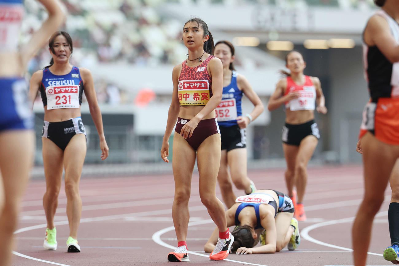 女子1500メートル決勝　優勝した田中（撮影・宮地輝）