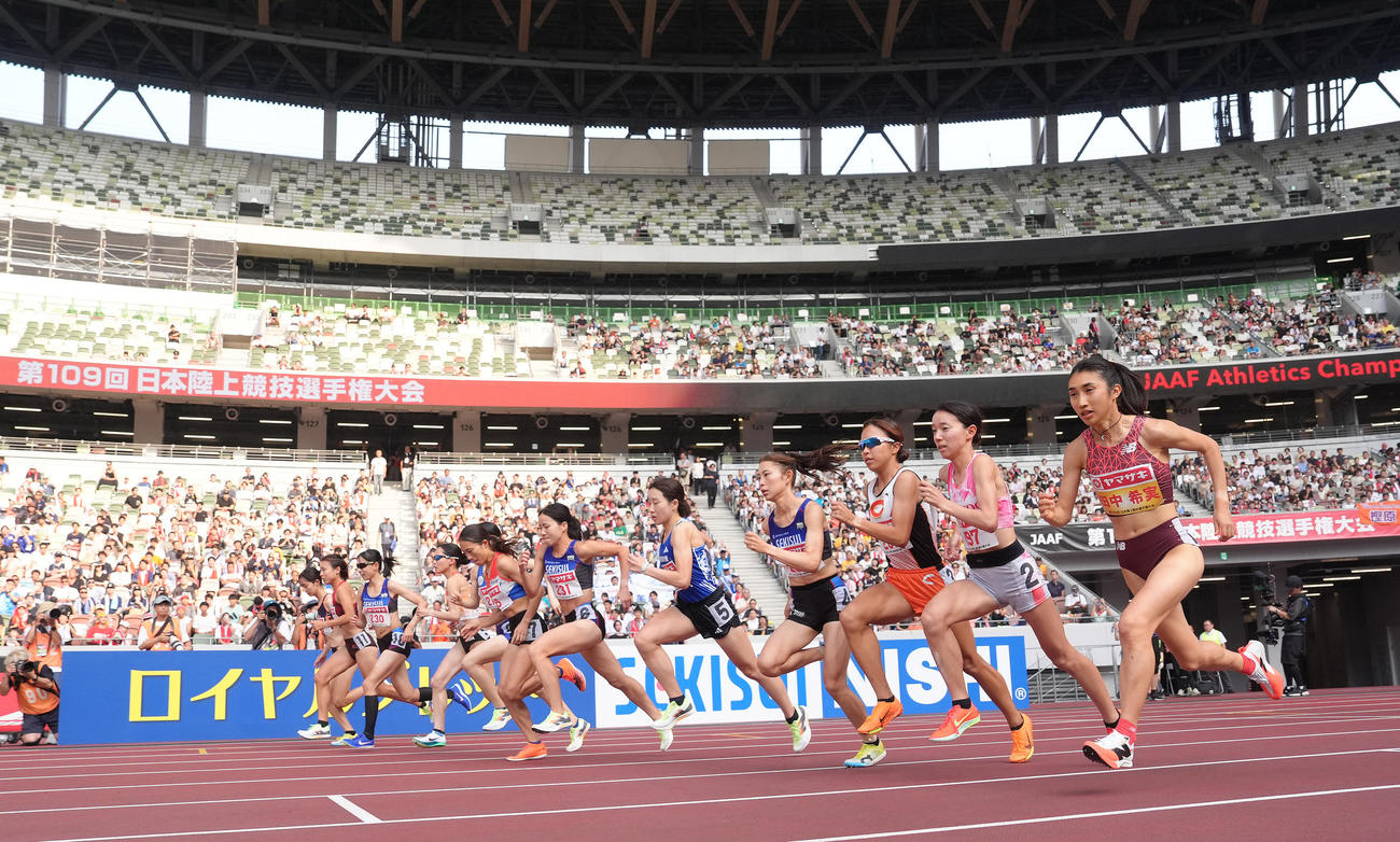 女子1500メートルをスタートする田中（右端）ら（撮影・足立雅史）