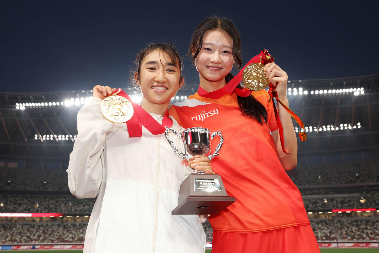 金メダルを手に笑顔の田中希実（左）と田中佑美（撮影・宮地輝）