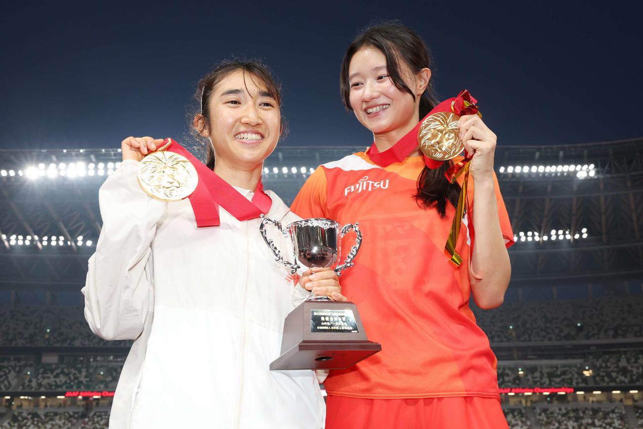 金メダルを手に笑顔の田中希実（左）と田中佑美（撮影・宮地輝）