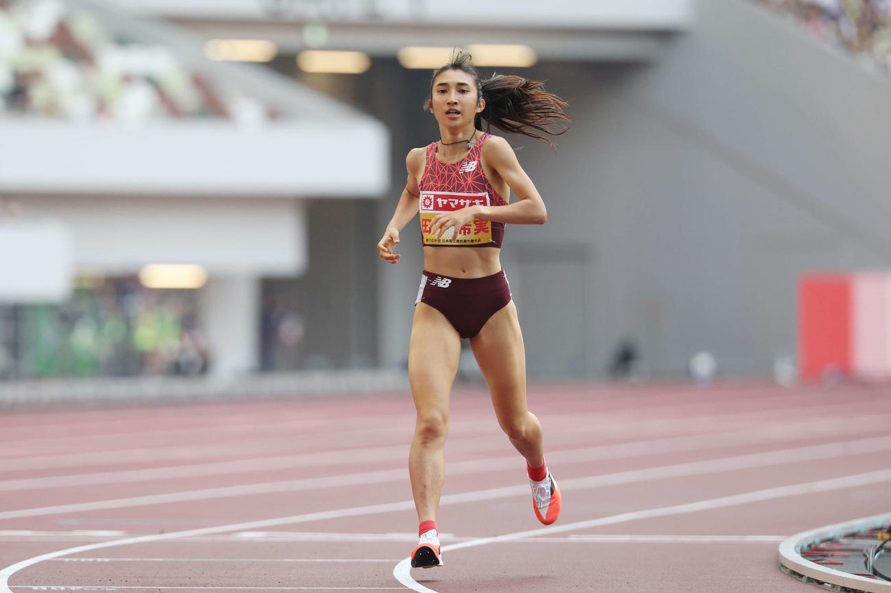 女子1500メートル決勝　優勝した田中（撮影・宮地輝）