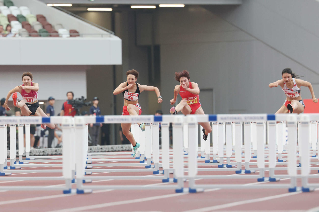 女子100メートル障害決勝　障害を越える左から中島、寺田、福部、田中（撮影・宮地輝）