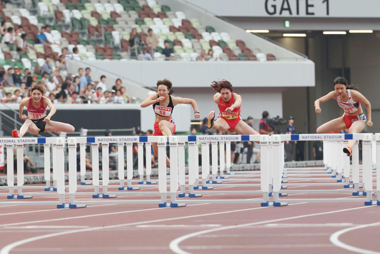 女子100メートル障害決勝　障害を越える左から中島、寺田、福部、田中（撮影・宮地輝）